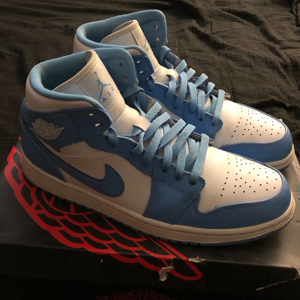 Air Jordan 1 Mid “UNC”